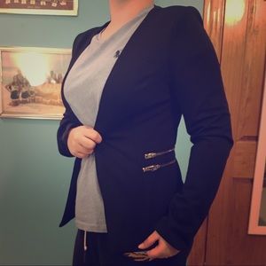 BEAUTIFUL BLACK STRUCTURED BLAZER!